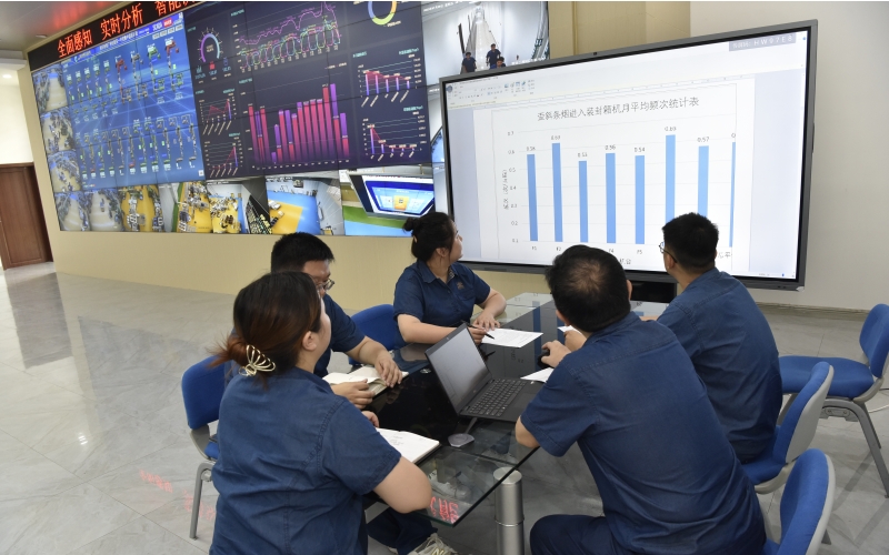 “新思路”QC小組正在開展頭腦風(fēng)暴解決問題。駱毅攝