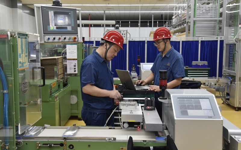 “新思路”QC小組技術(shù)人員在安裝調(diào)試裝置。駱毅攝