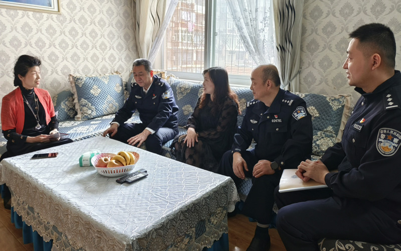 工作人員向居民了解群眾訴求。江漢北路社區(qū)供圖