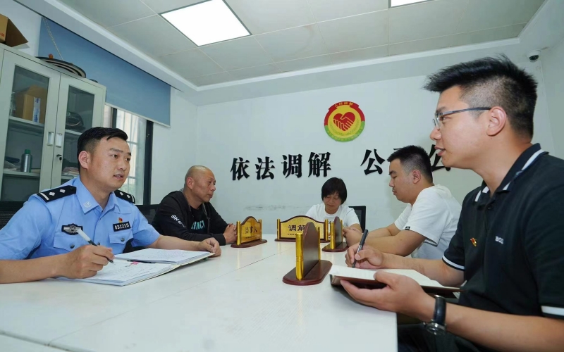 武漢市公安局武昌區(qū)梅苑派出所“三所聯(lián)動”調解糾紛。武漢市公安局供圖