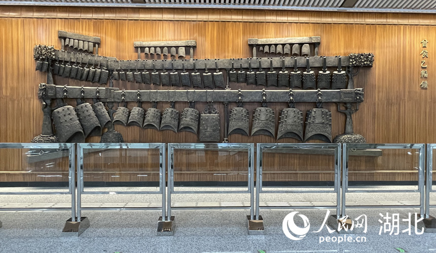 武漢地鐵19號(hào)線武漢站西廣場(chǎng)站藝術(shù)墻上的曾侯乙編鐘圓雕。人民網(wǎng)記者 周恬攝