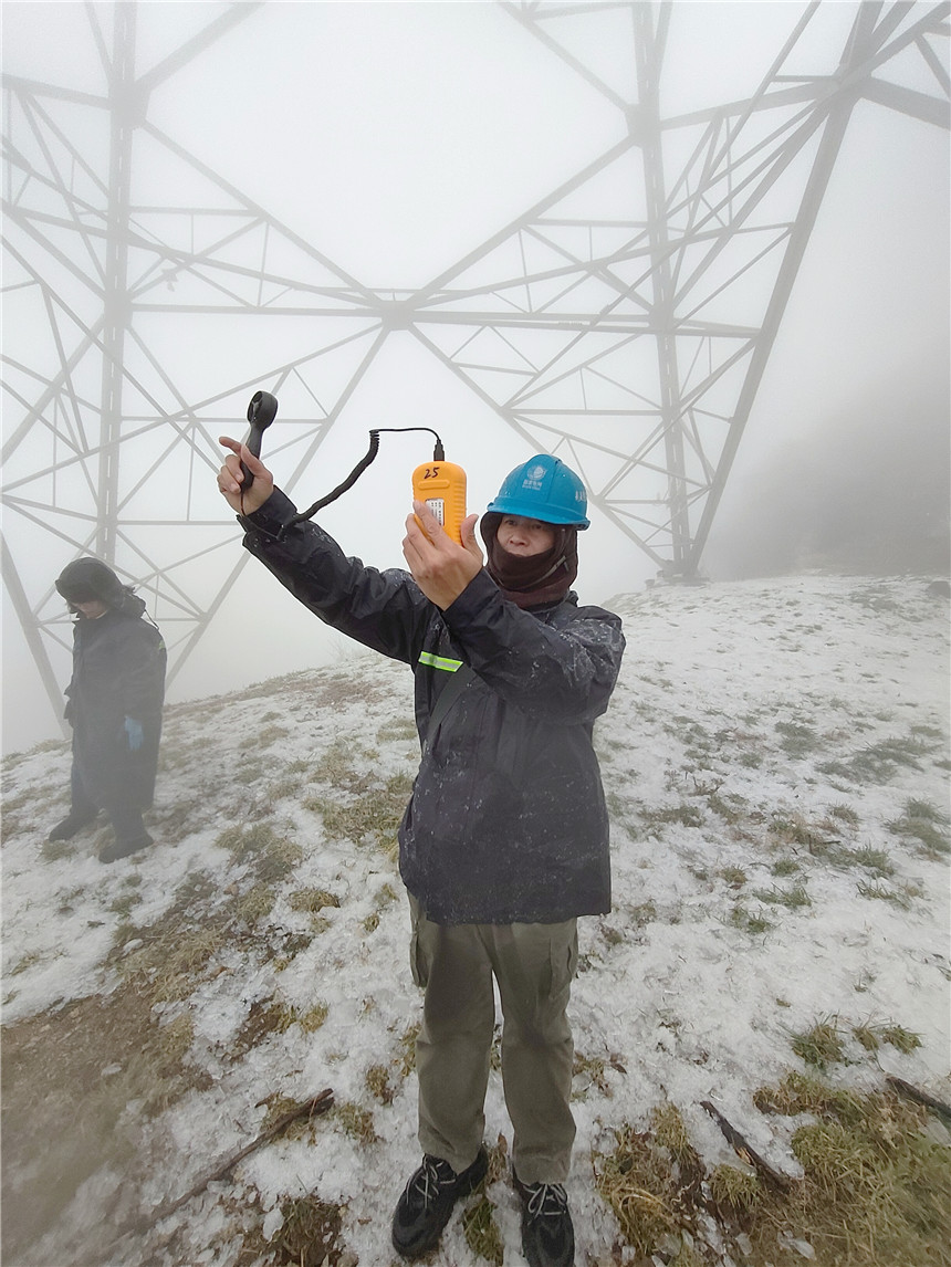 國網湖北送變電公司運維人員在孝感山區(qū)對±800千伏陜北至武漢特高壓輸電線路重冰區(qū)蹲守監(jiān)控保電。張璇攝