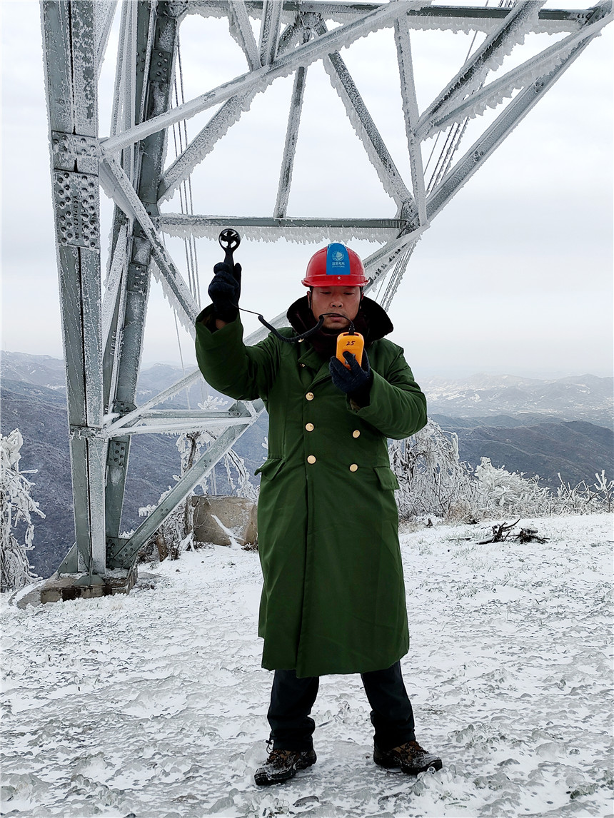 國(guó)網(wǎng)湖北送變電公司運(yùn)維人員在孝感山區(qū)對(duì)±800千伏陜北至武漢特高壓輸電線路重冰區(qū)蹲守監(jiān)控保電。國(guó)網(wǎng)湖北送變電公司供圖