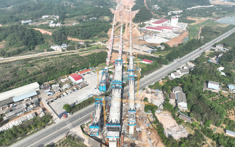 2023年5月15日，楊樹河特大橋上行連續(xù)梁合龍。長江沿岸鐵路集團供圖