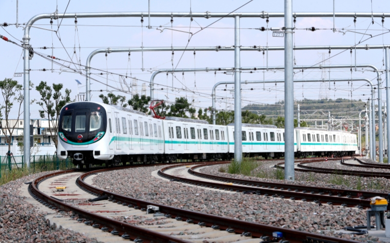 武漢軌道交通19號(hào)線(xiàn)列車(chē)。袁永華攝