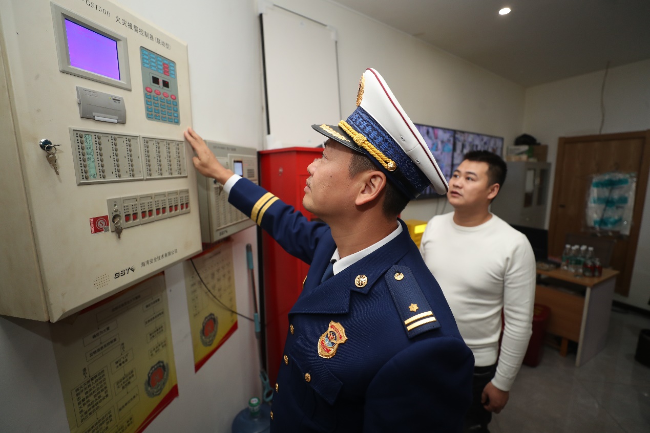 孝感市消防救援支隊(duì)檢查公共娛樂(lè)場(chǎng)所消防控制室設(shè)備運(yùn)行情況。付傳虎攝
