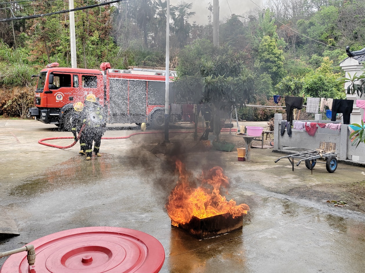 通山大隊(duì)聯(lián)合縣民政、公安等部門開(kāi)展特殊困難群體滅火救援實(shí)戰(zhàn)演練。陳菊攝