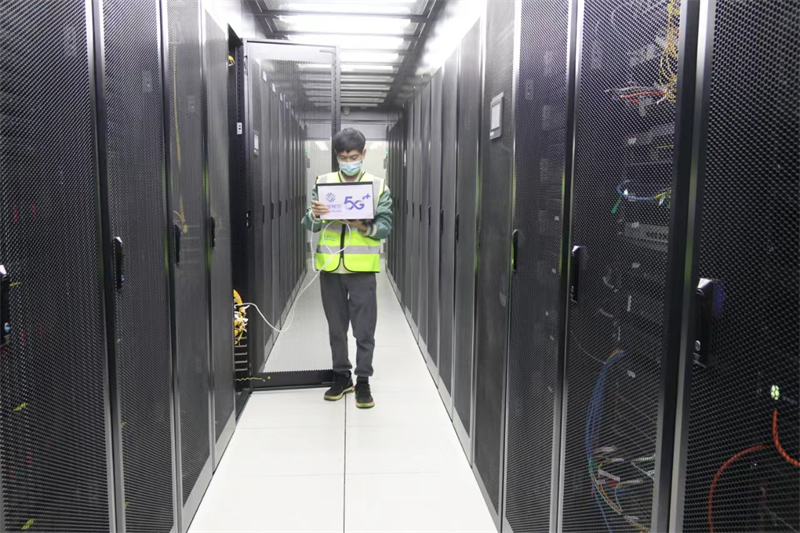 技術人員測試智算中心網絡環(huán)境