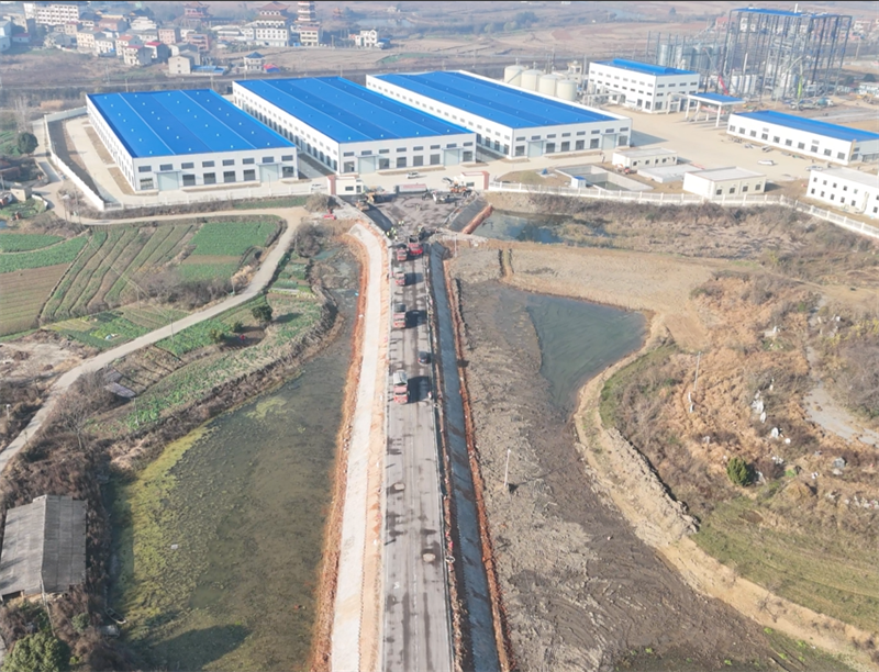 路面攤鋪。李均怡攝