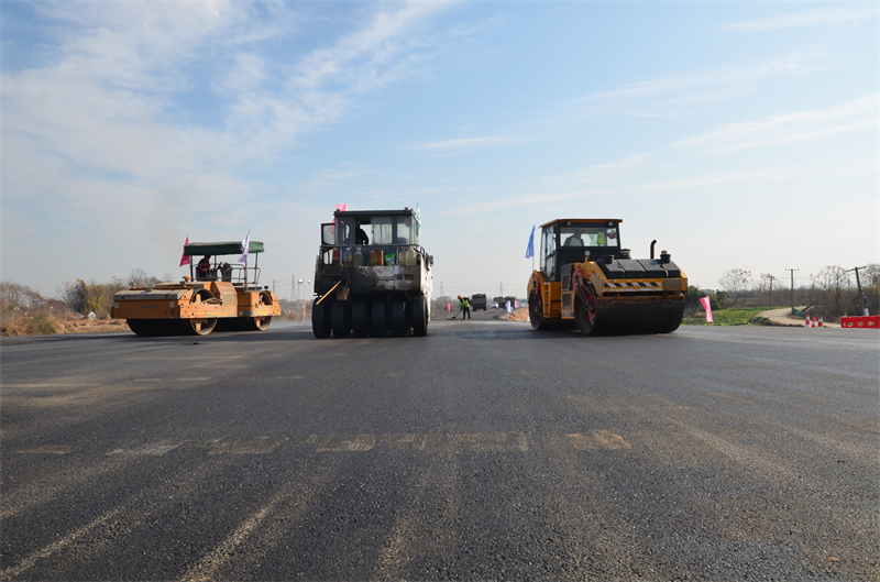 攤鋪現(xiàn)場(chǎng)。夏順利攝