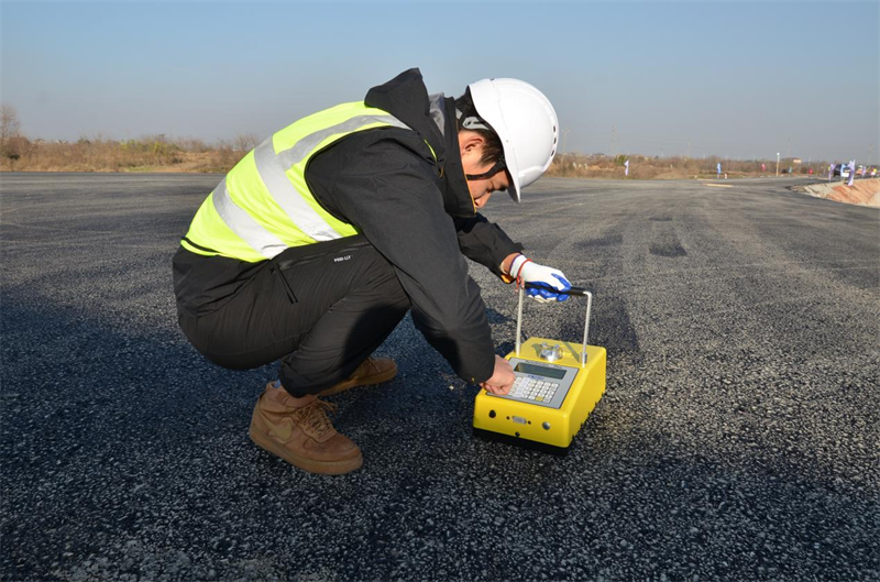 現(xiàn)場(chǎng)壓實(shí)度檢測(cè)。夏順利攝