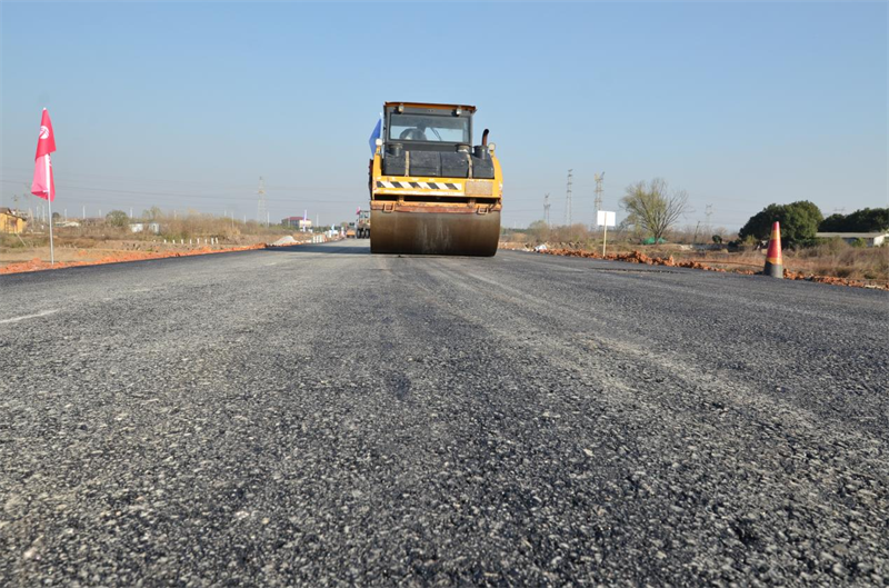 壓實(shí)路面。夏順利攝