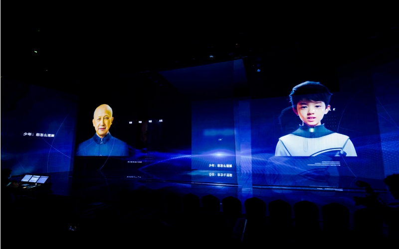 時(shí)空漫談《AI Talk》再現(xiàn)三十年前的錢學(xué)森先生形象，并數(shù)字少年展開跨時(shí)空對話。鄭章祺攝
