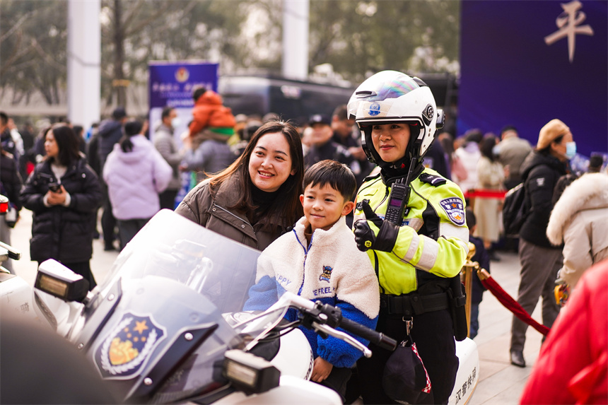 武漢警營(yíng)開(kāi)放日活動(dòng)現(xiàn)場(chǎng)。武龔軒攝