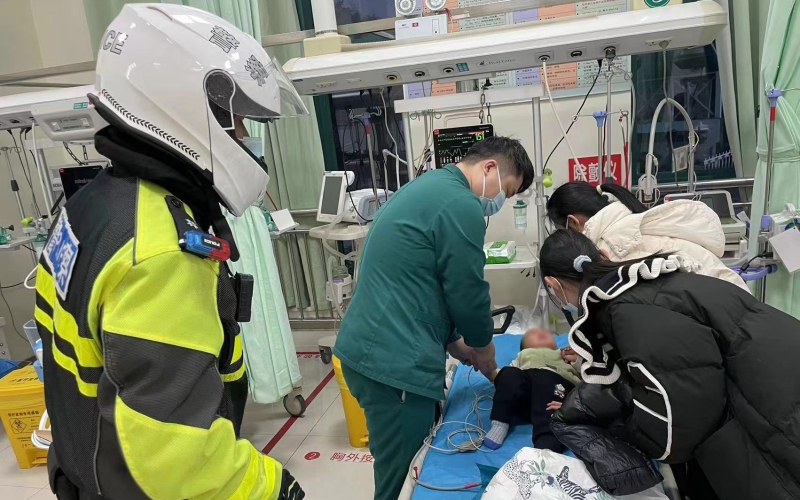 護(hù)送群眾就醫(yī)。武漢交警供圖