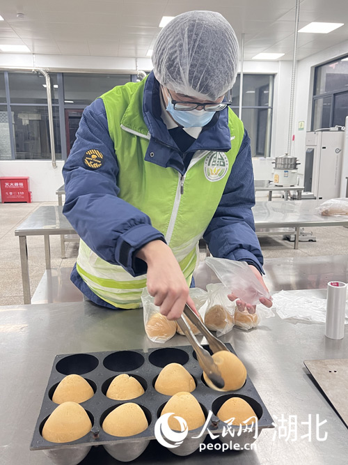 黃喆將制作好的烤饃裝袋打包。人民網(wǎng)記者 張雋攝