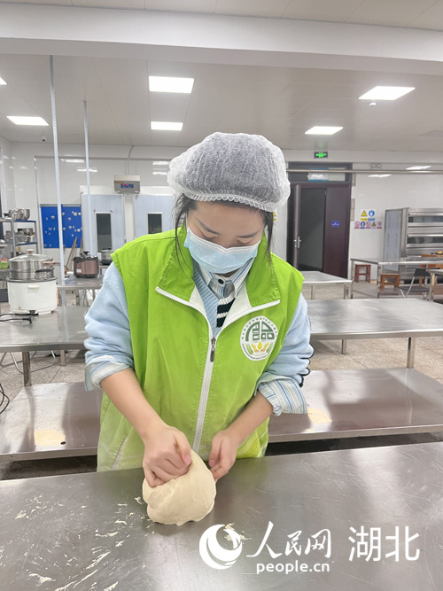 支琬靈在和面。人民網(wǎng)記者 張雋攝