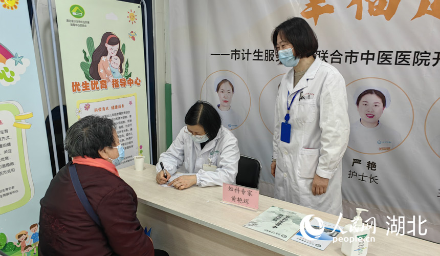 義診現(xiàn)場。人民網記者 郭婷婷攝