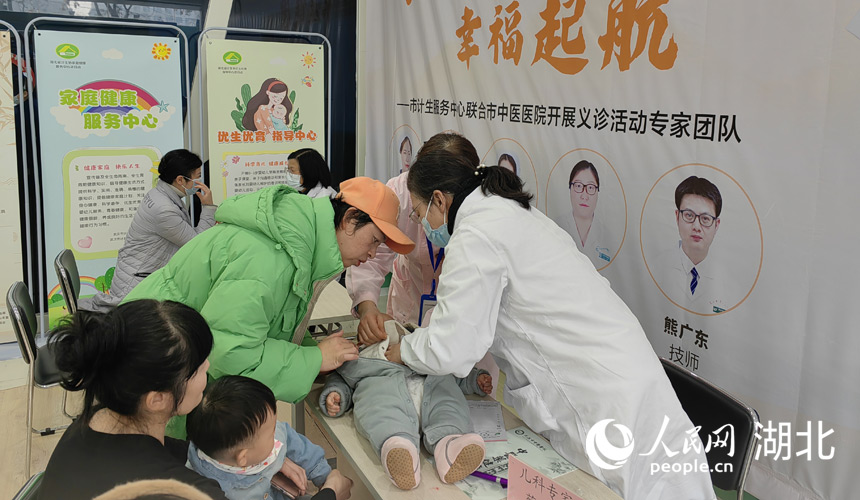 義診現(xiàn)場。人民網(wǎng)記者 郭婷婷攝