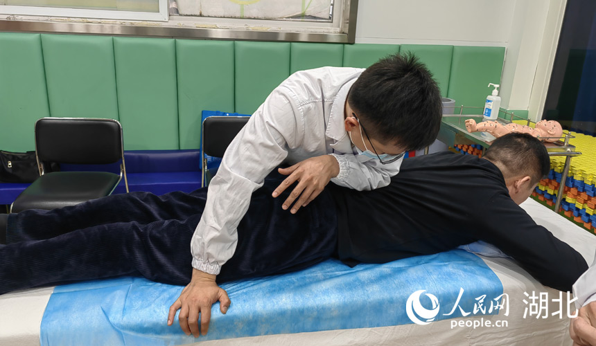 義診現(xiàn)場。人民網(wǎng)記者 郭婷婷攝