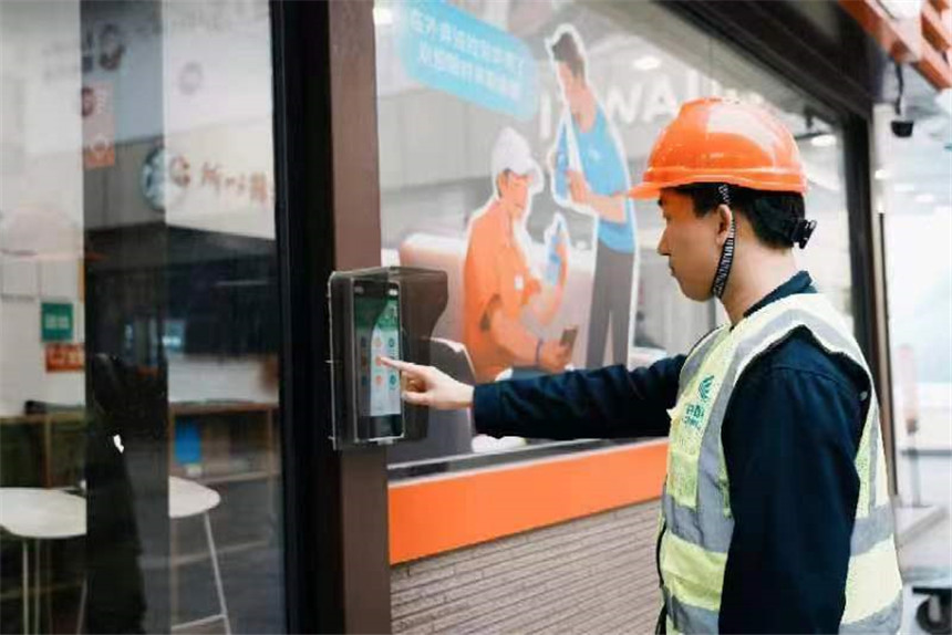 技術(shù)人員測試愛心驛站進(jìn)出入管理功能