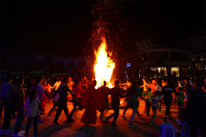 篝火晚會(huì)。黃軒攝