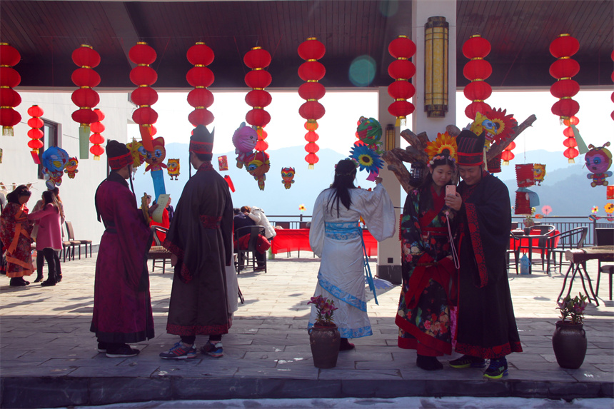 游客體驗(yàn)古裝拍照。黃軒攝