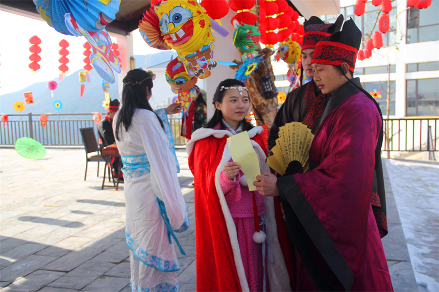 游客正在瀏覽民俗活動(dòng)流程簡(jiǎn)介。黃軒攝