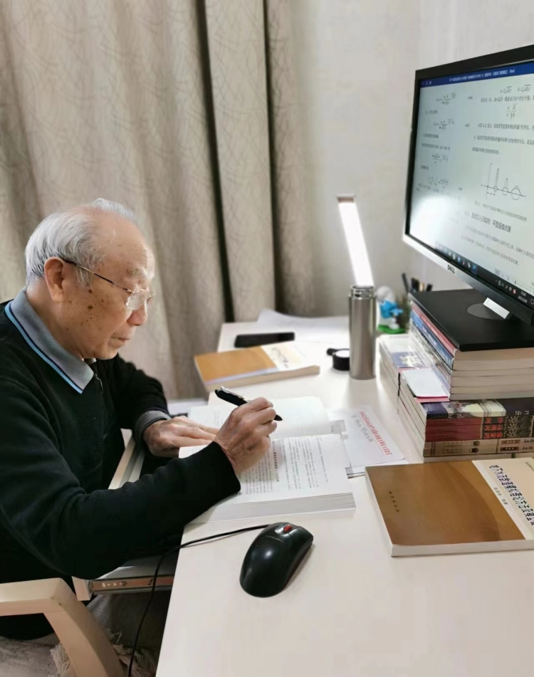 工作中的陳崇希。受訪者供圖