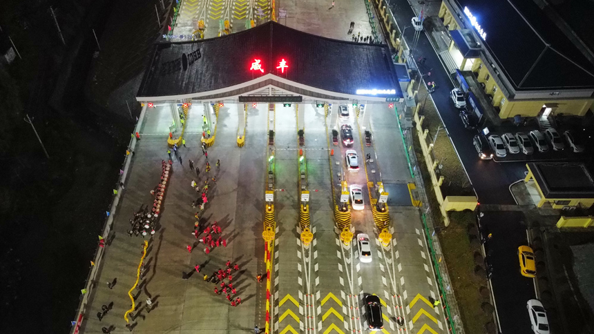 開通后的張南高速咸豐收費(fèi)站。胡嬌萱攝