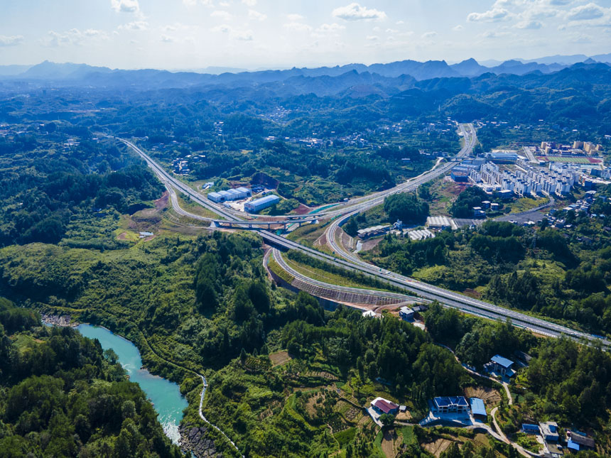 張南高速宣咸段李家河樞紐互通。胡嬌萱攝