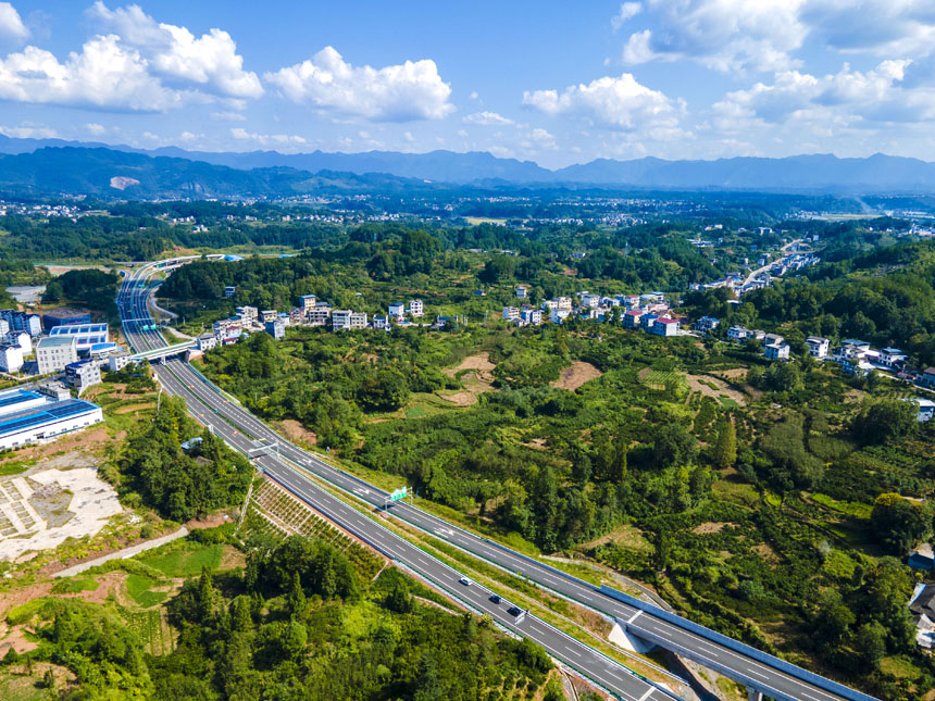 張南高速宣咸段路線起點(diǎn)。胡嬌萱攝
