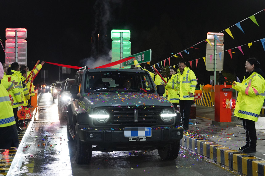 張南高速宣咸段正式開通，第一輛車通過忠堡收費站。胡嬌萱攝