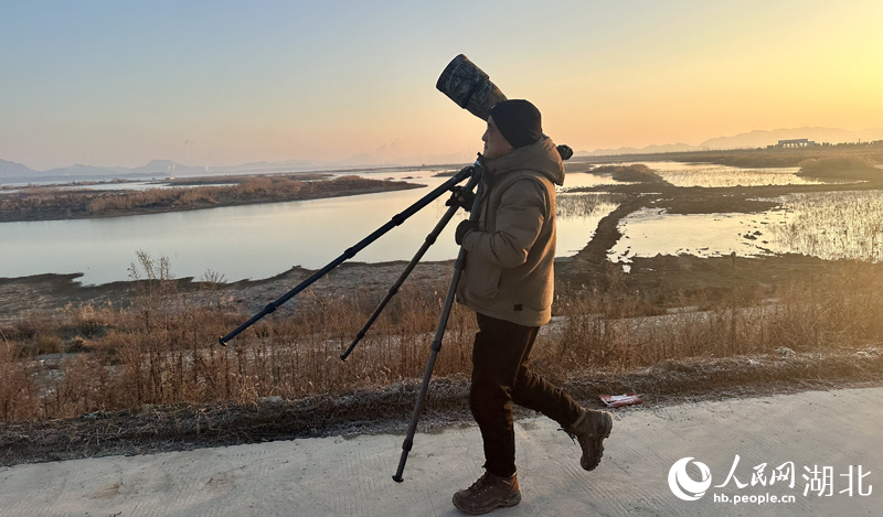  晏艮忠拿著攝影器材尋找拍攝點。人民網(wǎng)記者 張沛攝
