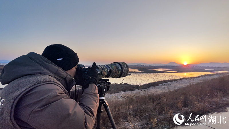 晏艮忠正在拍攝。人民網(wǎng)記者 王郭驥攝