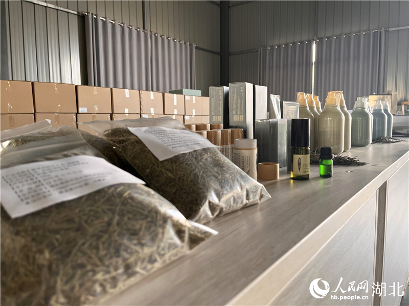 干葉、純露、精油等迷迭香深加工產(chǎn)品。人民網(wǎng)記者 張雋攝