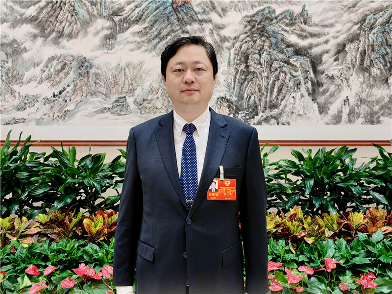 省政協(xié)委員、武漢大學(xué)副校長龔?fù)?。受訪者供圖