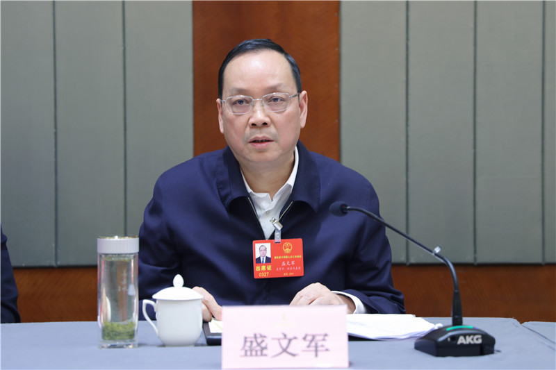 省人大代表、潛江市委書記盛文軍。關(guān)業(yè)超攝