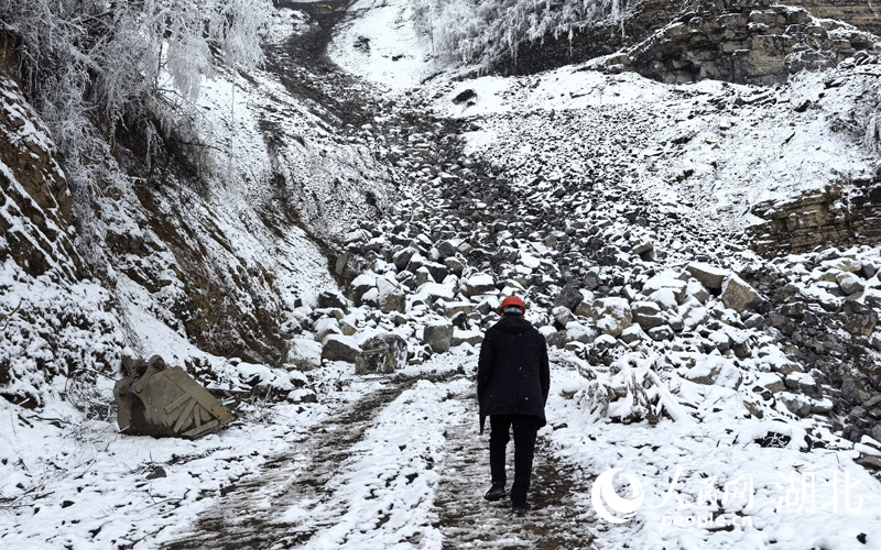 孫國(guó)富走在山路上。人民網(wǎng)記者 周雯攝