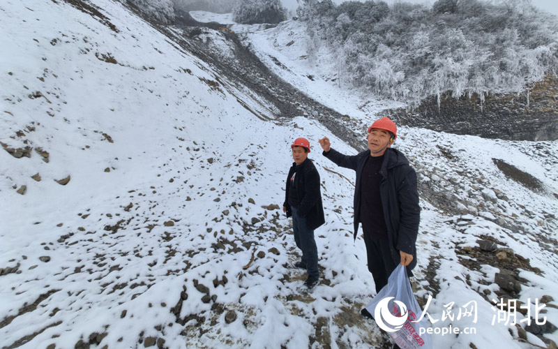 孫國(guó)富（右）和張應(yīng)軒（左）介紹情況。人民網(wǎng)記者 周雯攝