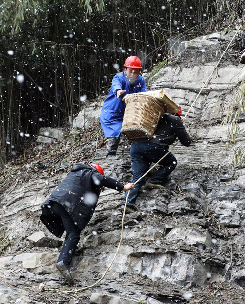 村民正在運(yùn)物資。梅珂攝