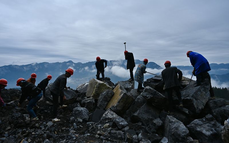 施工隊(duì)正在開山鑿路。沈祥輝攝