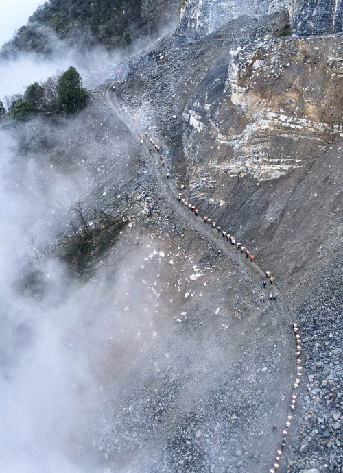 村民在運(yùn)輸物資。梅珂攝