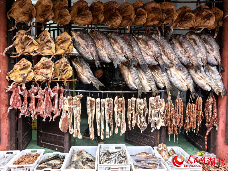 商戶將臘味掛滿店外。人民網記者 周雯攝