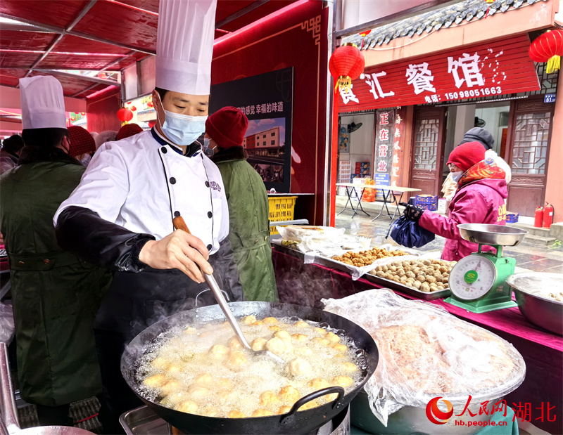 現(xiàn)炸肉圓受追捧。人民網記者 周雯攝