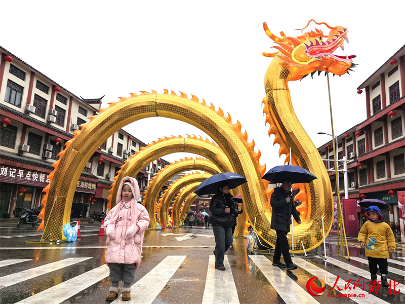 游客拍照打卡。人民網記者 周雯攝