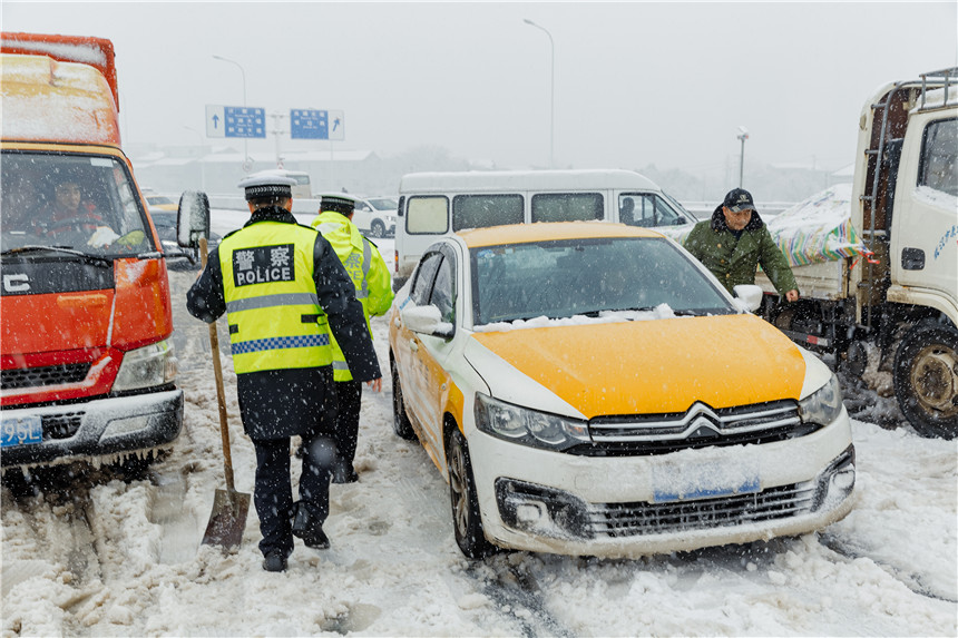 幫助受困車輛脫困。焦軒攝
