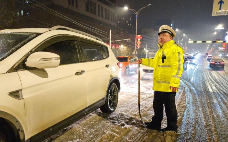 曹春拿著鐵鍬在路上值守。杜澤文攝