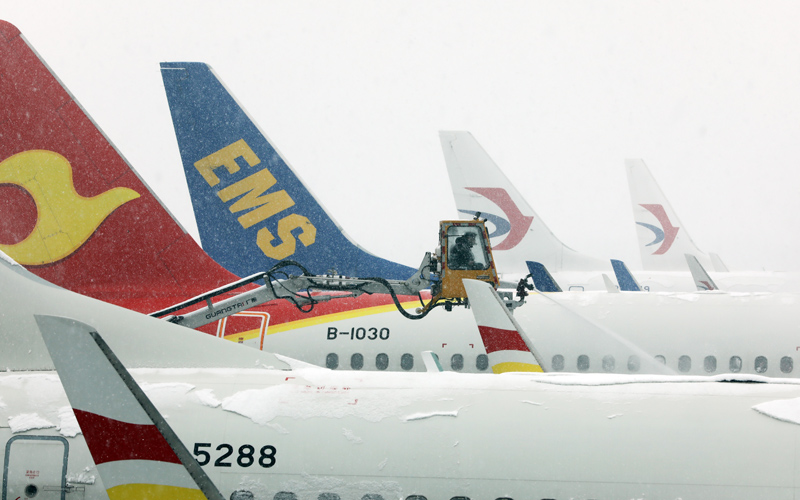 停機(jī)坪上等待除冰的飛機(jī)。天河機(jī)場供圖