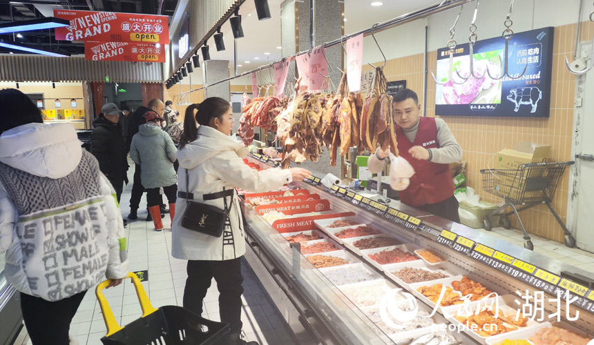 武漢商超里，市民正在選購商品。人民網(wǎng)記者 王郭驥攝